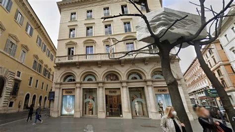 fendi rapina roma|Maxi furto in boutique Fendi a Roma: via borse per .